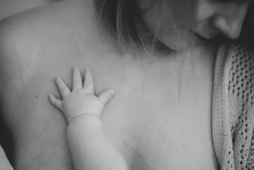 Séance photo allaitement, cadeau fêtes des mères, photographe Savoie, Isère, Massif de la Chartreuse, massif de la Chartreuse, Massif de la Chartreuse, Ariane Castellan Photographe