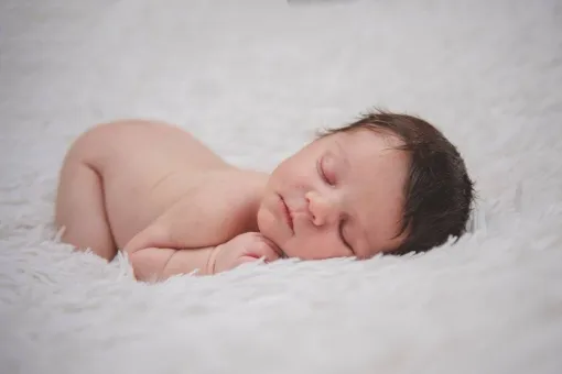 Séance photo naissance en studio sur St Pierre d'Entremont en Savoie/Isère, Massif de la Chartreuse, Ariane Castellan Photographe