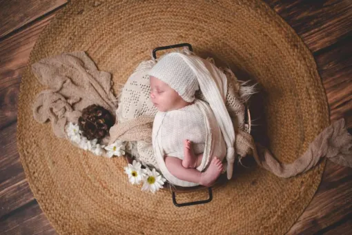Séance photo naissance en studio sur St Pierre d'Entremont, Photographe en Chartreuse, Savoie, Isère en Rhône-Alpes, Massif de la Chartreuse, Ariane Castellan Photographe