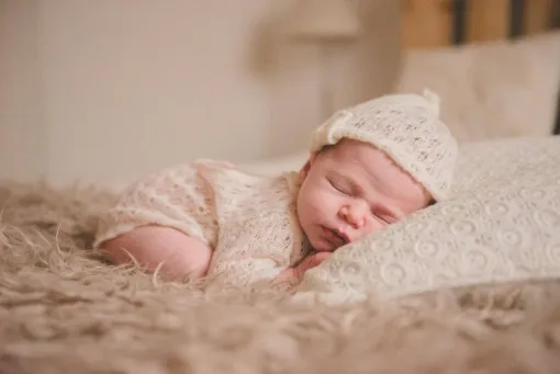 Venez découvrir la séance naissance de la petite Constance, Massif de la Chartreuse, Ariane Castellan Photographe