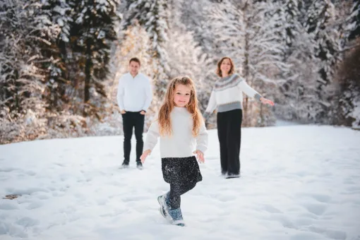 Séance photo famille dans la neige, Photographe en Savoie prés de Chambéry 