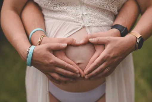 Séance photo grossesse, photographe au alentour de Chambéry dans le massif de la Chartreuse en Savoie