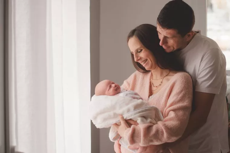Séance photo naissance "Lifestyle" à domicile, Massif de la Chartreuse, Ariane Castellan Photographe