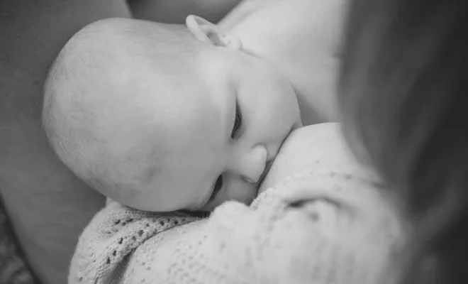 Séance photo allaitement, cadeau fêtes des mères, photographe Savoie, Isère, Massif de la Chartreuse, massif de la Chartreuse, Massif de la Chartreuse, Ariane Castellan Photographe