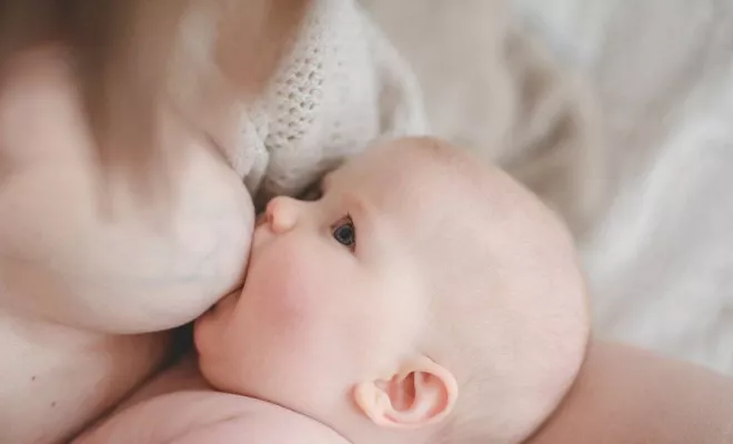 Séance photo allaitement, cadeau fêtes des mères, photographe Savoie, Isère, Massif de la Chartreuse, massif de la Chartreuse, Massif de la Chartreuse, Ariane Castellan Photographe