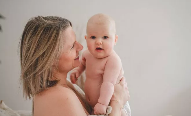 Séance photo allaitement, cadeau fêtes des mères, photographe Savoie, Isère, Massif de la Chartreuse, massif de la Chartreuse, Massif de la Chartreuse, Ariane Castellan Photographe