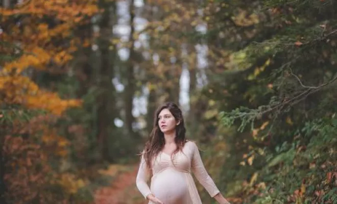 Séance photo grossesse en extérieur, Massif de la Chartreuse, Ariane Castellan Photographe
