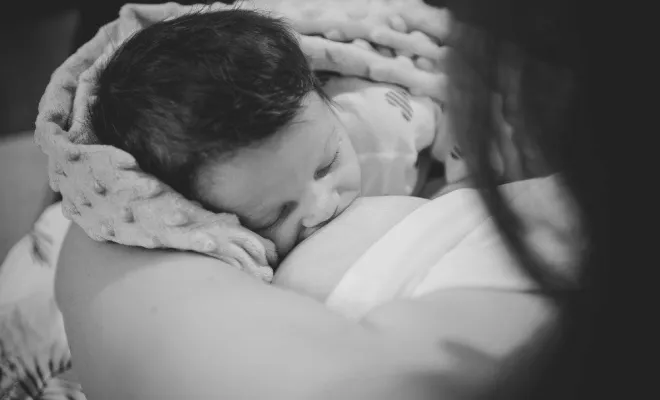 Séance photo naissance en studio sur St Pierre d'Entremont en Savoie/Isère, Massif de la Chartreuse, Ariane Castellan Photographe