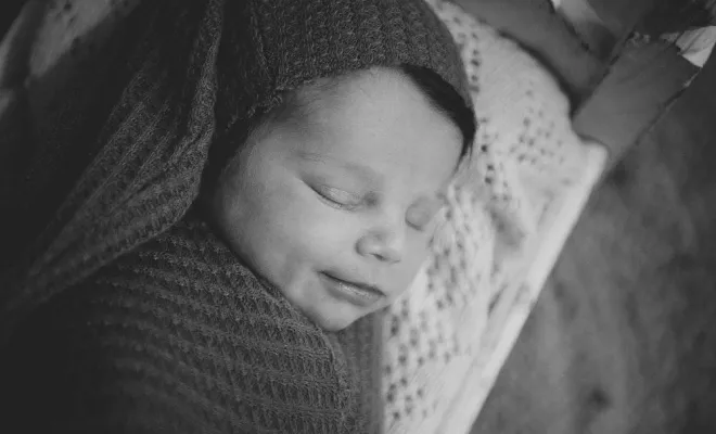 Séance photo naissance en studio sur St Pierre d'Entremont en Savoie/Isère, Massif de la Chartreuse, Ariane Castellan Photographe