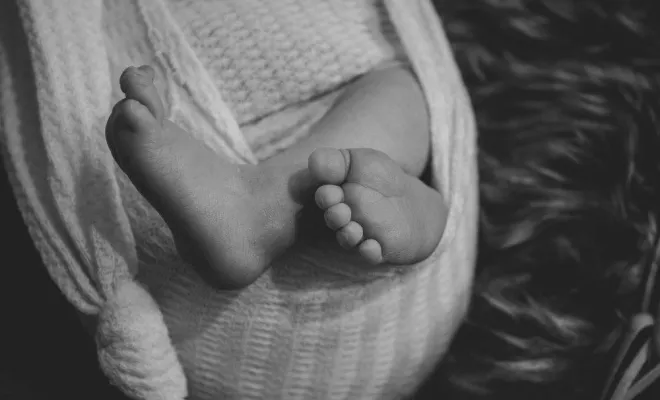 Séance photo naissance en studio sur St Pierre d'Entremont en Savoie/Isère, Massif de la Chartreuse, Ariane Castellan Photographe