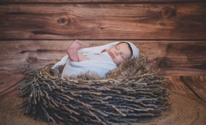 Séance photo naissance en studio sur St Pierre d'Entremont en Savoie/Isère, Massif de la Chartreuse, Ariane Castellan Photographe
