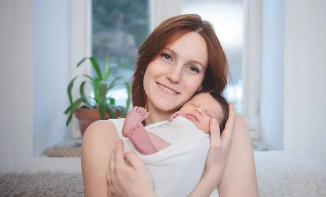 Séance photo naissance en studio sur St Pierre d'Entremont en Savoie/Isère, Massif de la Chartreuse, Ariane Castellan Photographe