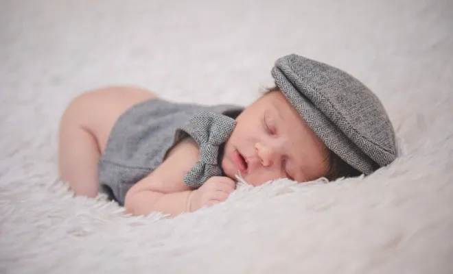 Séance photo naissance en studio sur St Pierre d'Entremont en Savoie/Isère, Massif de la Chartreuse, Ariane Castellan Photographe