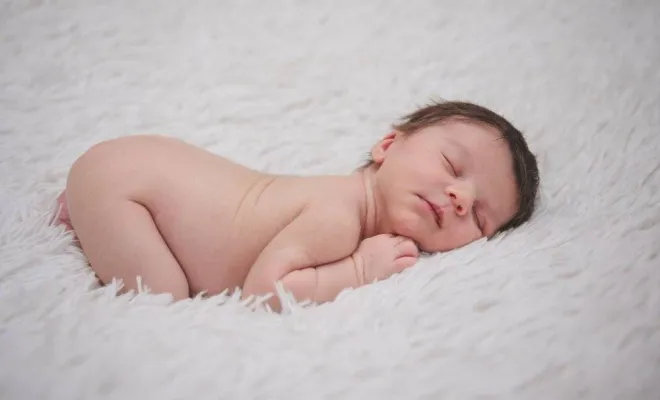 Séance photo naissance en studio sur St Pierre d'Entremont en Savoie/Isère, Massif de la Chartreuse, Ariane Castellan Photographe