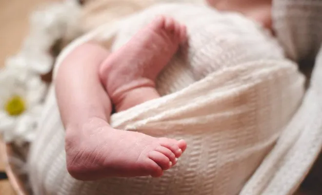 Séance photo naissance en studio sur St Pierre d'Entremont, Photographe en Chartreuse, Savoie, Isère en Rhône-Alpes, Massif de la Chartreuse, Ariane Castellan Photographe
