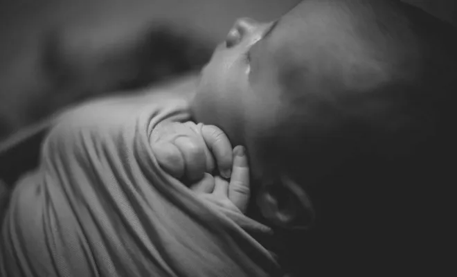 Séance photo naissance en studio sur St Pierre d'Entremont, Photographe en Chartreuse, Savoie, Isère en Rhône-Alpes, Massif de la Chartreuse, Ariane Castellan Photographe