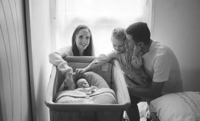 Séance photo naissance "Lifestyle" à domicile, Massif de la Chartreuse, Ariane Castellan Photographe