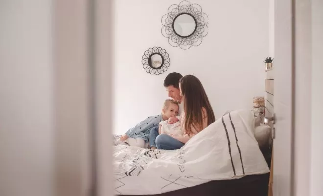 Séance photo naissance "Lifestyle" à domicile, Massif de la Chartreuse, Ariane Castellan Photographe