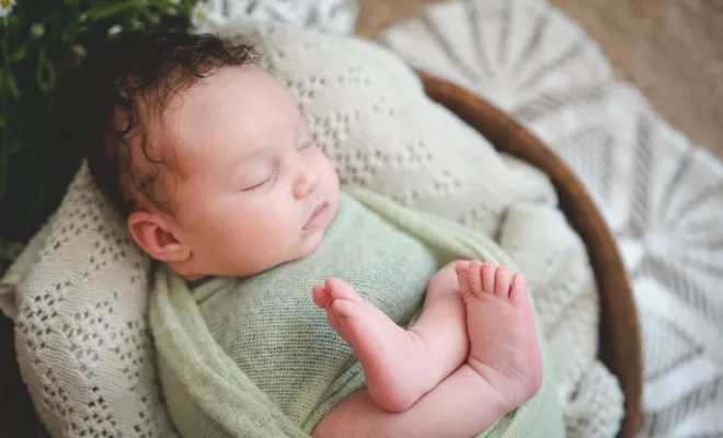 Séance photo naissance en studio sur St Pierre d'Entremont, Photographe en Chartreuse, Massif de la Chartreuse, Ariane Castellan Photographe