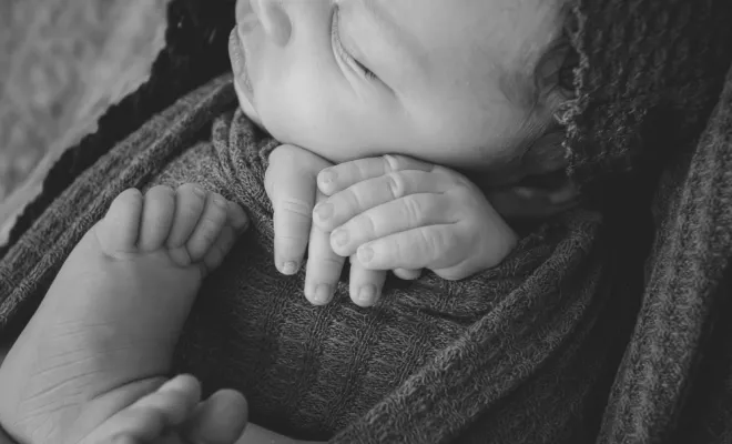 Séance photo naissance en studio sur St Pierre d'Entremont, Photographe en Chartreuse, Massif de la Chartreuse, Ariane Castellan Photographe