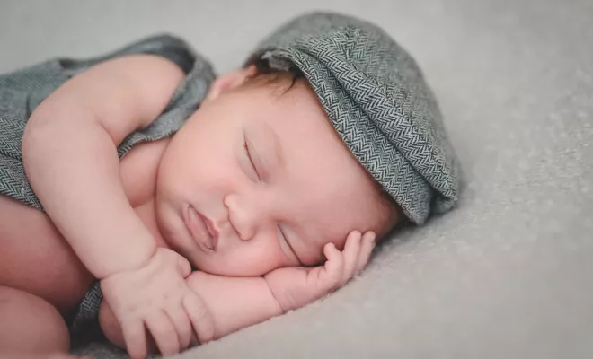 Séance photo naissance en studio sur St Pierre d'Entremont, Photographe en Chartreuse, Massif de la Chartreuse, Ariane Castellan Photographe