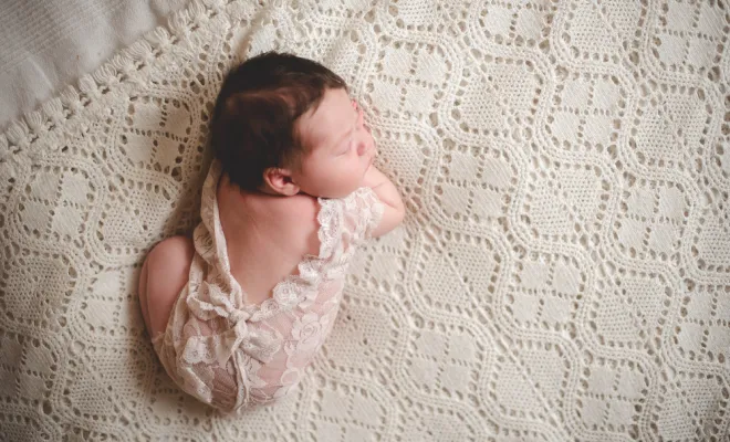 Séance photo naissance en studio ou à domicile, photographe en Chartreuse près de Chambéry en Savoie