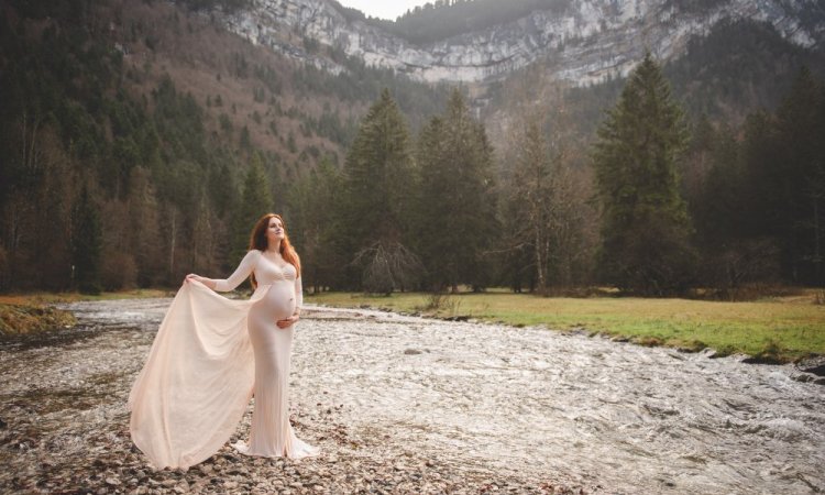 Séance photo grossesse extérieur en Chartreuse, photographe Savoie, Isère