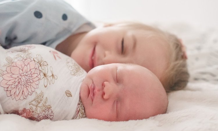 Séance photo naissance, bébé, lifestyle à domicile, Ariane Castellan photographe Chambéry, Savoie, Isère 