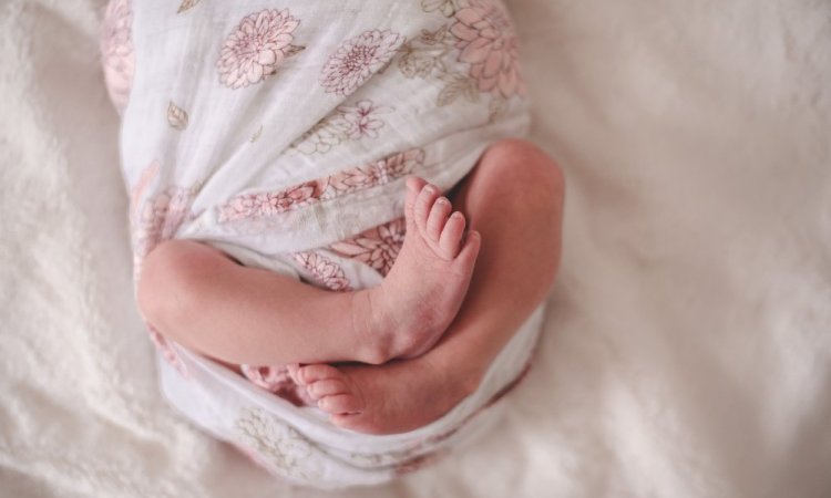 Séance photo naissance, bébé, lifestyle à domicile, Ariane Castellan photographe Chambéry, Savoie, Isère 