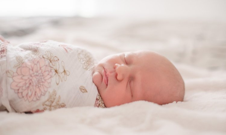 Séance photo naissance, bébé, lifestyle à domicile, Ariane Castellan photographe Chambéry, Savoie, Isère 